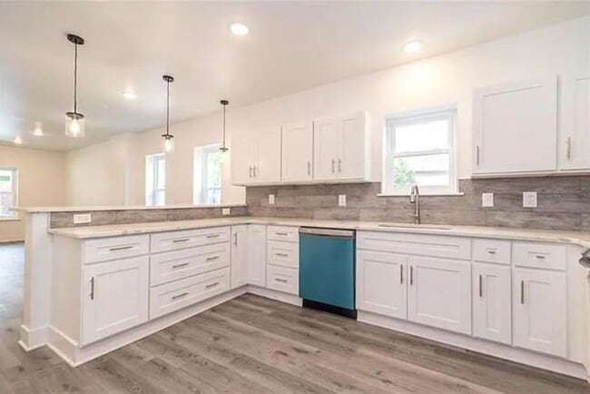 Building Photo - Beautiful 4 Bedroom Newly renovated home!