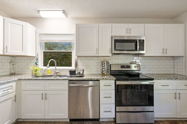 Building Photo - Lovely 3 bedroom bungalow close to downtown Durham!