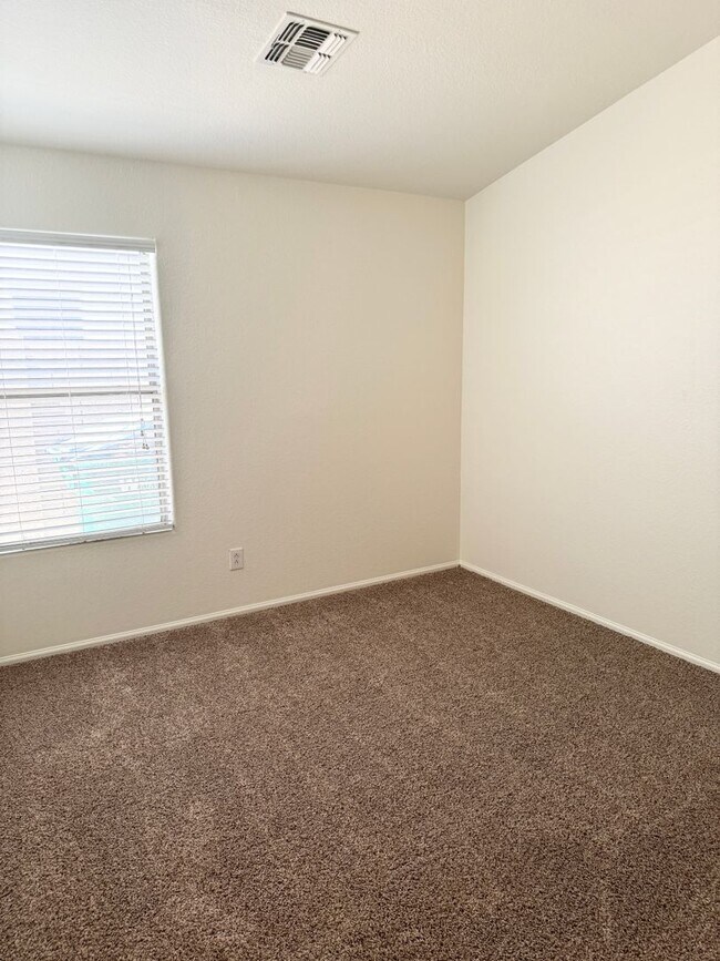 Building Photo - Fantastic 4 Bedroom/2 Bath Single Level Ho...