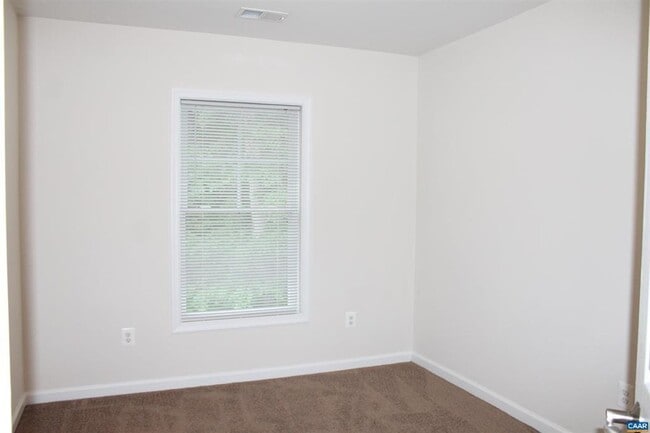 Building Photo - Two story townhouse w/ 3 bedrooms,2.5 baths