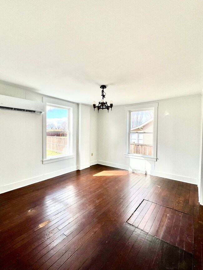 Building Photo - Spacious 3BR Home with Large Yard, Private Driveway & Storage