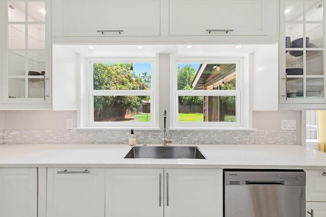 Building Photo - 215 Varsity Cir