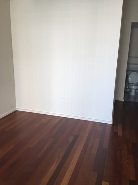 Building Photo - 550 N Saint Clair St