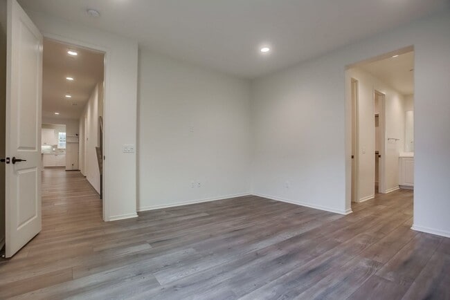 Building Photo - 5 Bedroom Home in Rancho Tesoro!