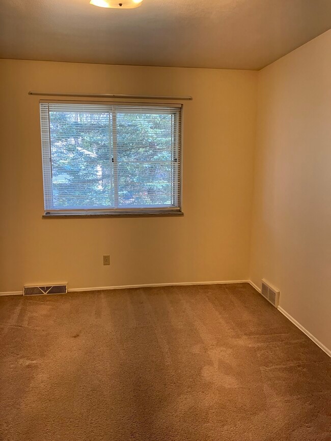 Building Photo - 1824 Cromwell Dr