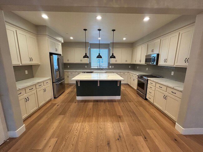 Building Photo - Brighton Oaks Beauty Just Steps from Downt...
