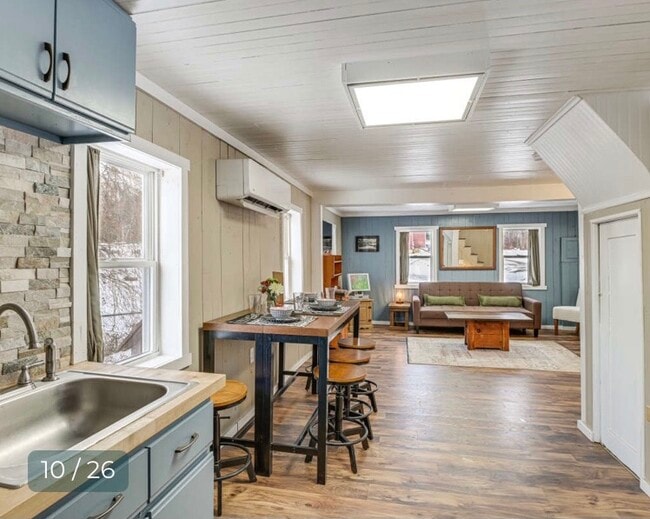 Building Photo - 15 Cottage Rd