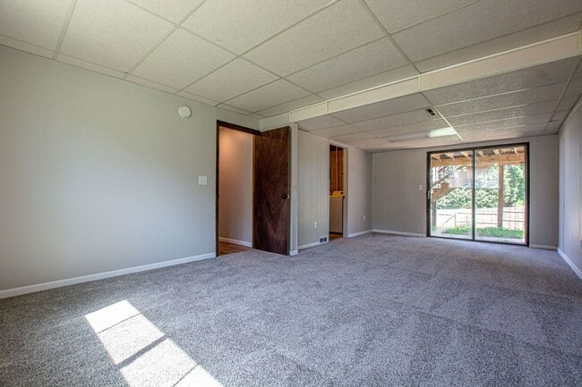 Building Photo - 3 Bedroom / 1.5 Bath with Fenced Backyard and Washer/Dryer in Walnut Grove in Millard!