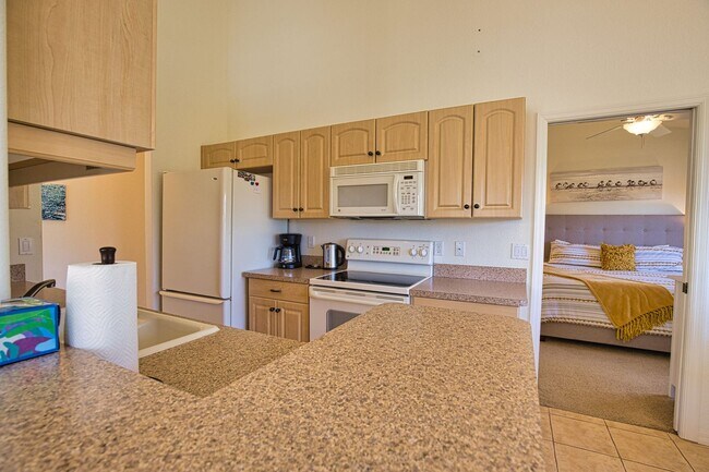 Building Photo - Annual Unfurnished 2 Bedroom 2 Bathroom Second Floor Condo in Casa Del Lago!