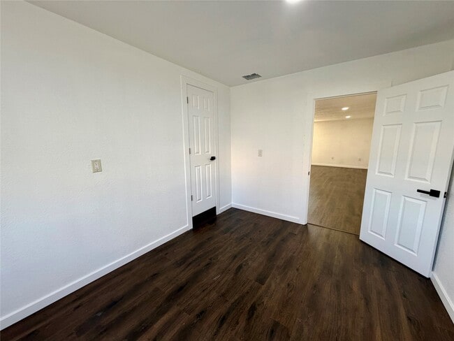 Building Photo - 100 Shady Oaks Ln