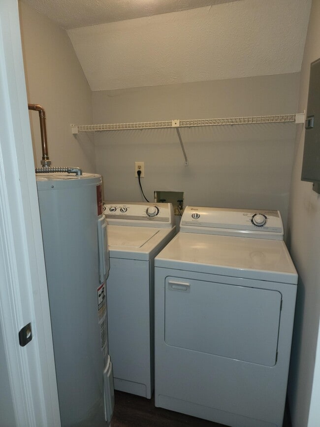 Building Photo - 9387 Horse Castle Ct