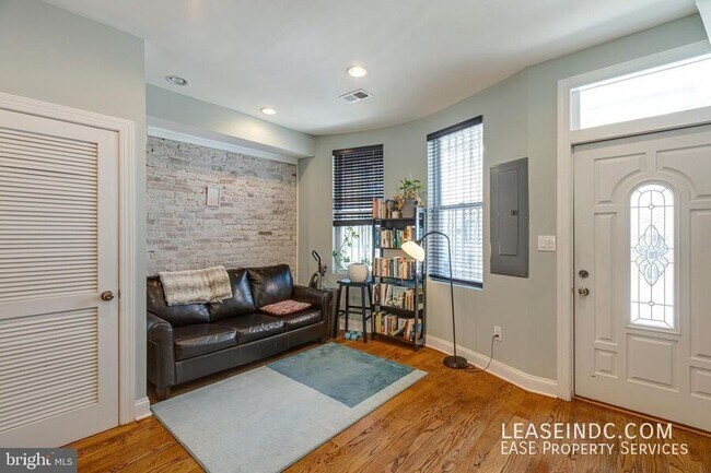 Building Photo - 604 Harvard St NW