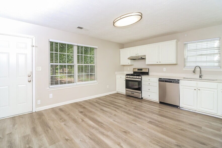 Building Photo - 2540 Lake Royale Dr