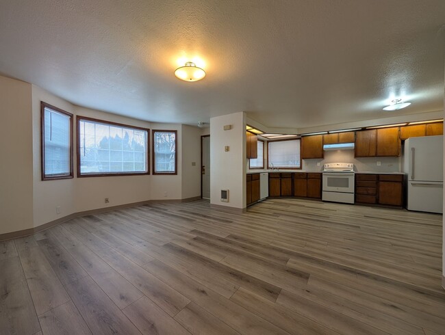 Primary Photo - Great first floor 2bed/1 bath apartment in...