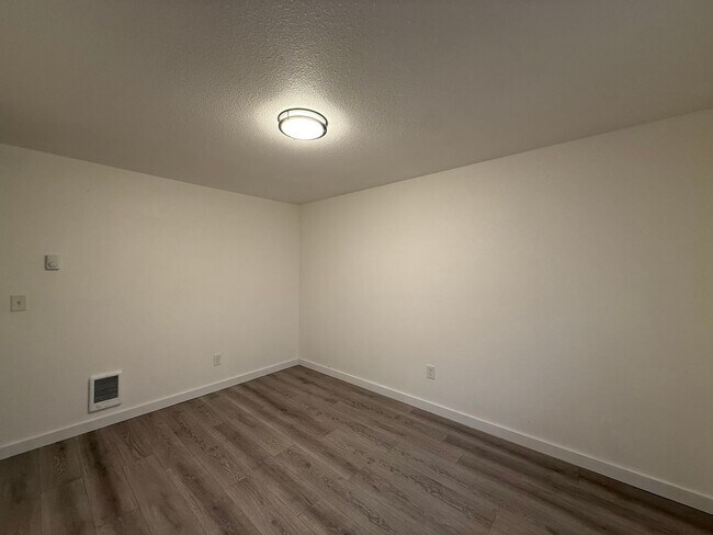 Building Photo - Weber - Seaside