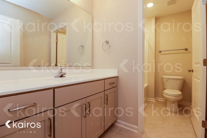 Building Photo - 17 Red Oak Dr.