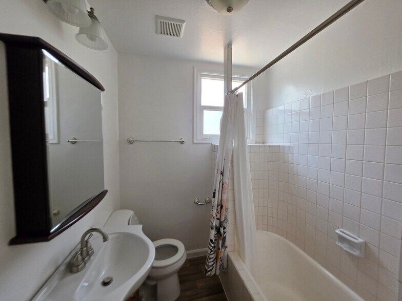 Building Photo - 724 Downington Ave S