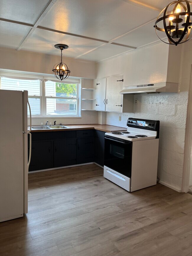 Building Photo - 214 Bird Ct