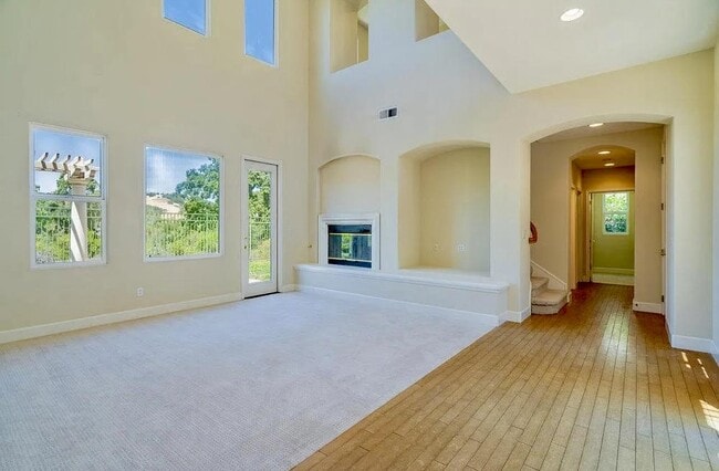 Building Photo - 2520 Club Dr