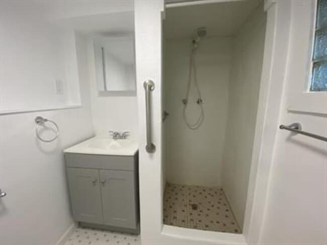 Building Photo - 1131 Queen St N