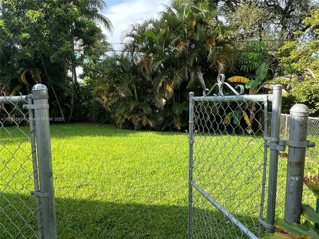 Building Photo - 6241 SW 38th Ct