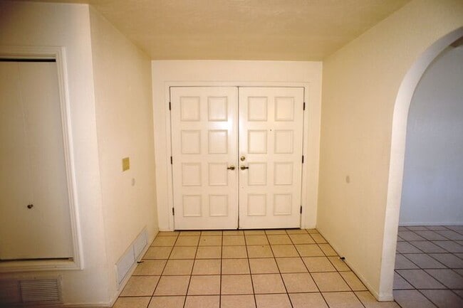 Building Photo - 2920 N La Chiquita Ave