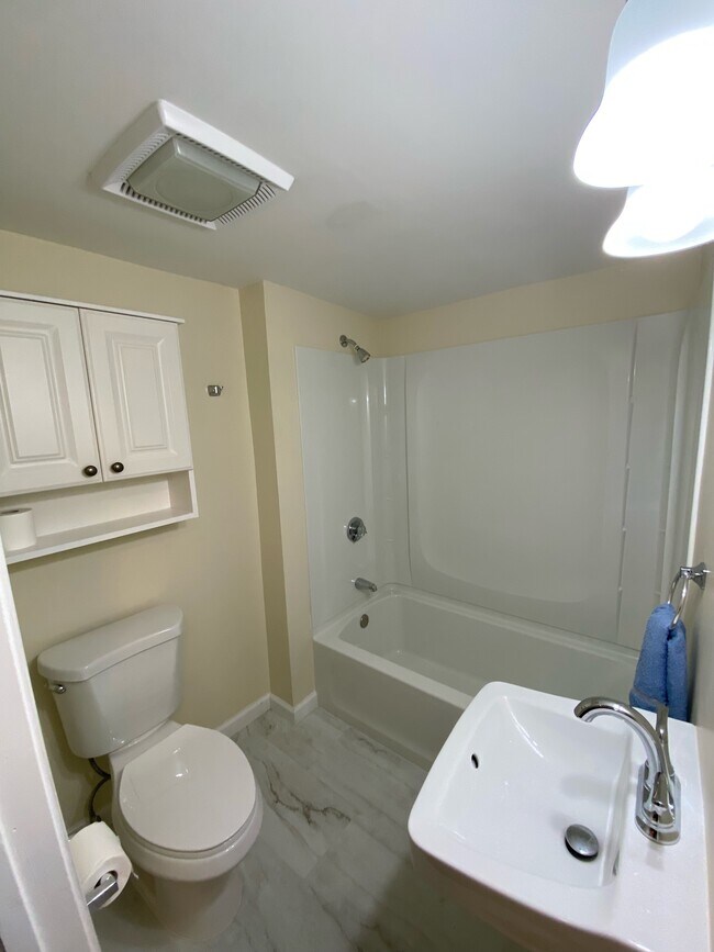 Building Photo - 1418 Farmington Ave