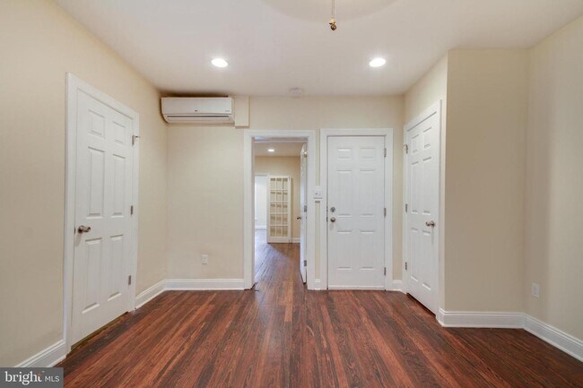Building Photo - Beautiful and spacious 1 bedroom with office and backyard in Manayunk