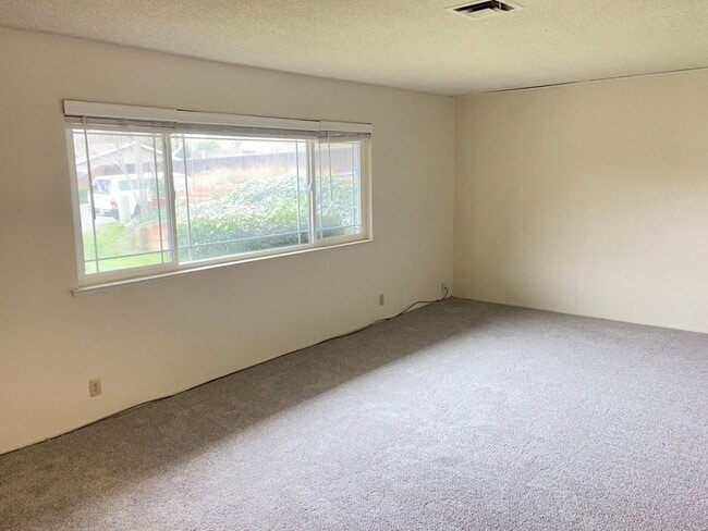 Building Photo - Super clean! 3 Bdrm, 2 Bath near Greenback & Trajan