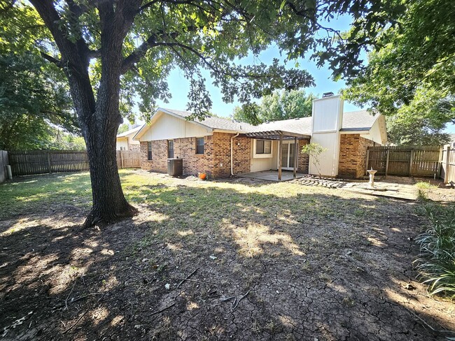 Building Photo - $2000 - Beautiful Family Home, Crowley ISD