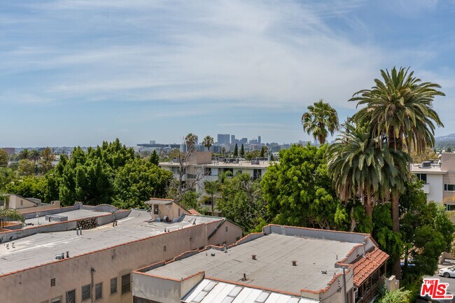Building Photo - 857 Hayworth Ave