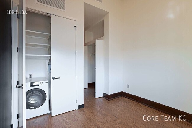 Building Photo - 310 E 39th-A3