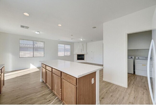 Building Photo - BEAUTIFUL 4 BEDROOM HOME IN GUARD GATED COMMUNITY!