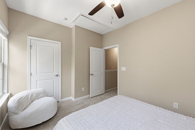 Building Photo - Stylish 3bd 3.5bath townhome for rent in the highly desirable Vermillion