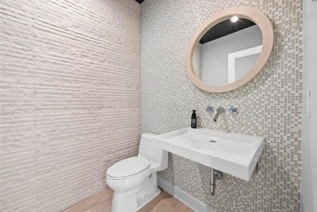 Building Photo - 1145 N High St