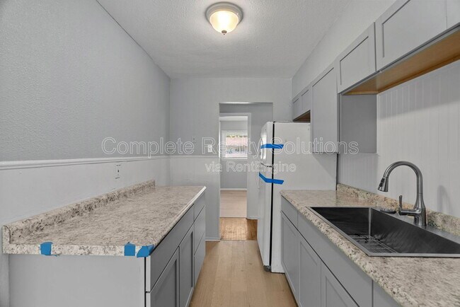 Building Photo - 416 Lanark Rd