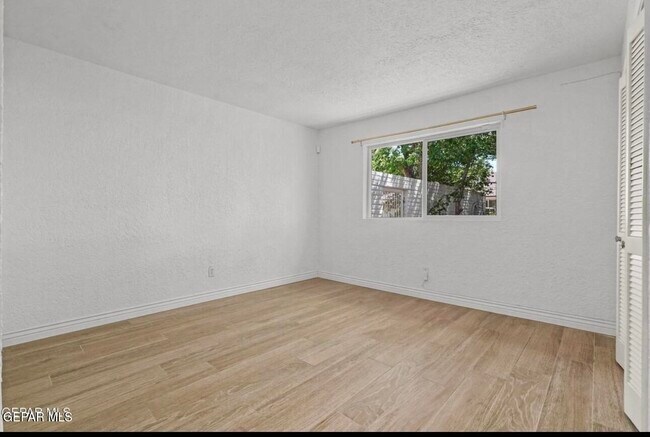 Building Photo - 5233 White Oak Dr