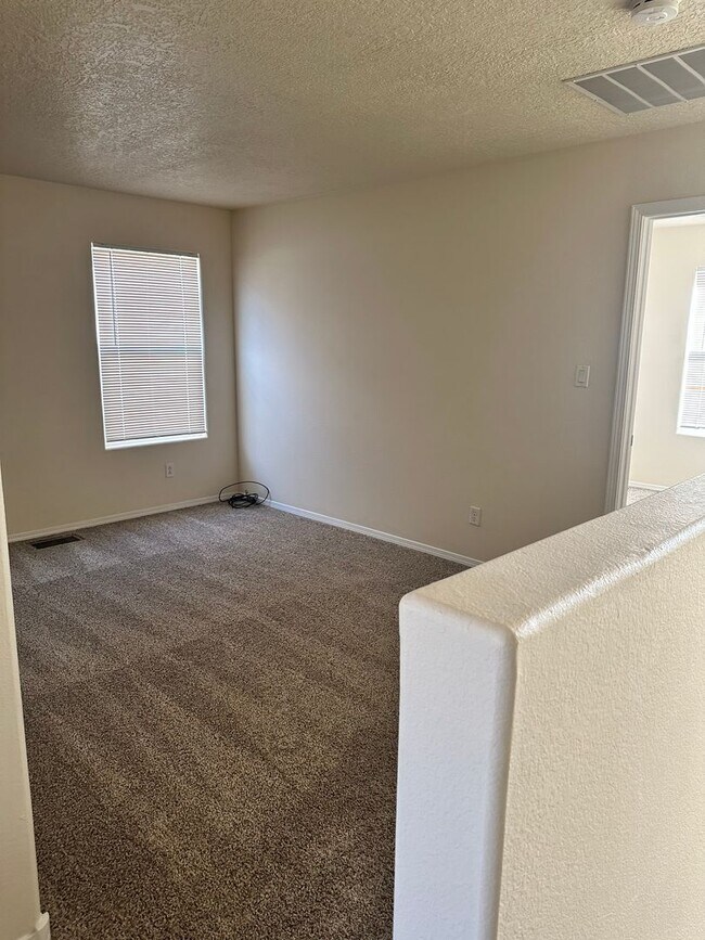 Building Photo - Beautiful Home in Gated Community w/pool