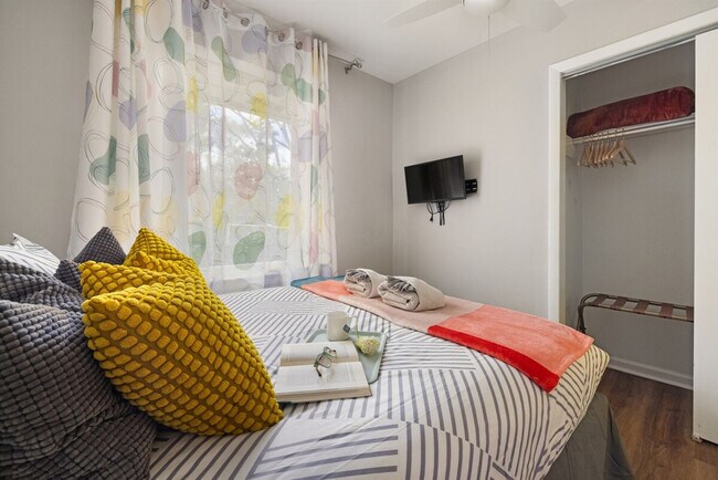 Building Photo - 500 Oak Ave