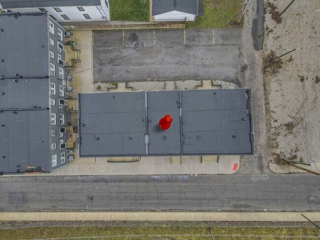 Building Photo - Modern 2BR Townhouse Walk to Downtown All Utilities Included