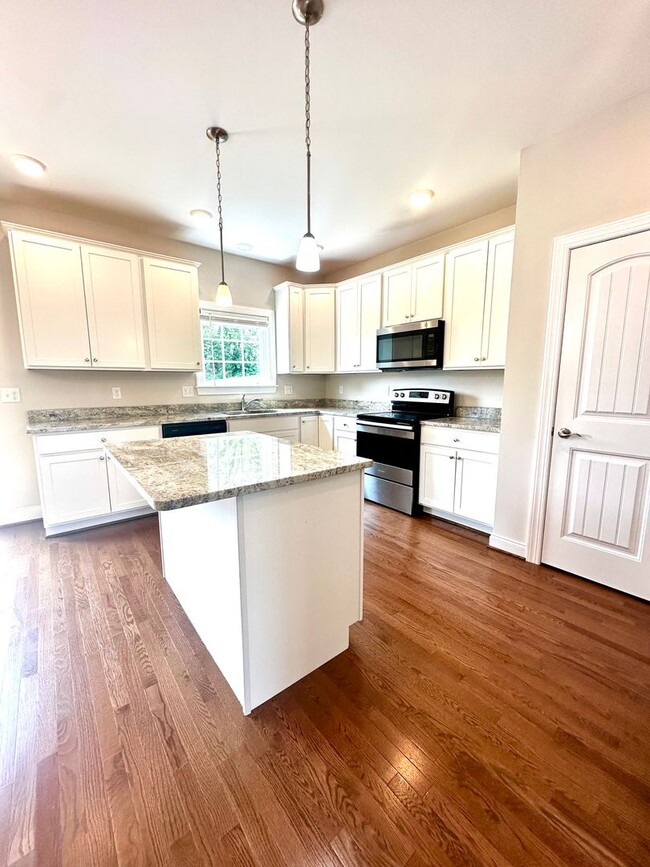 Building Photo - End Unit Townhouse for Rent in Crescent Ridge