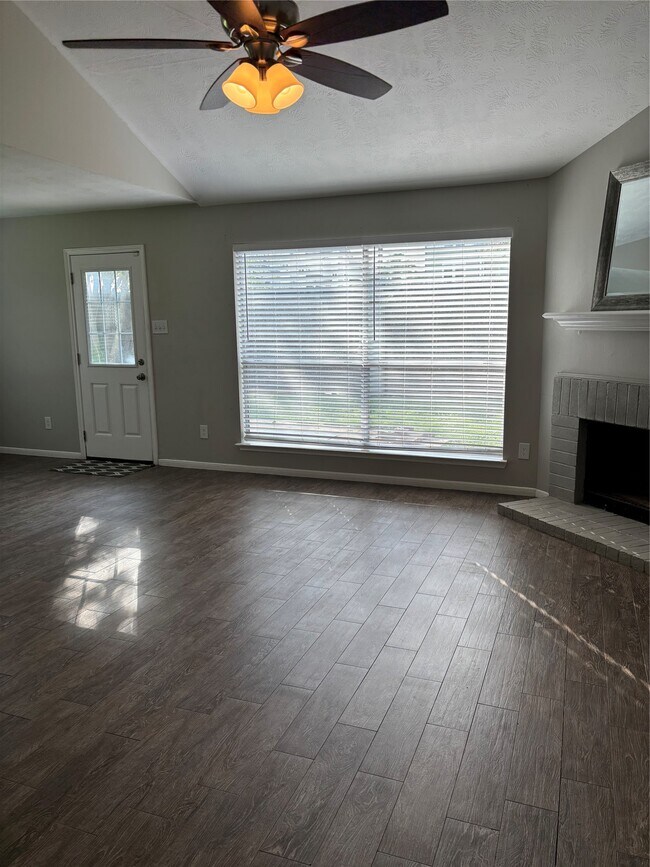 Building Photo - 1702 Oak Ridge Dr