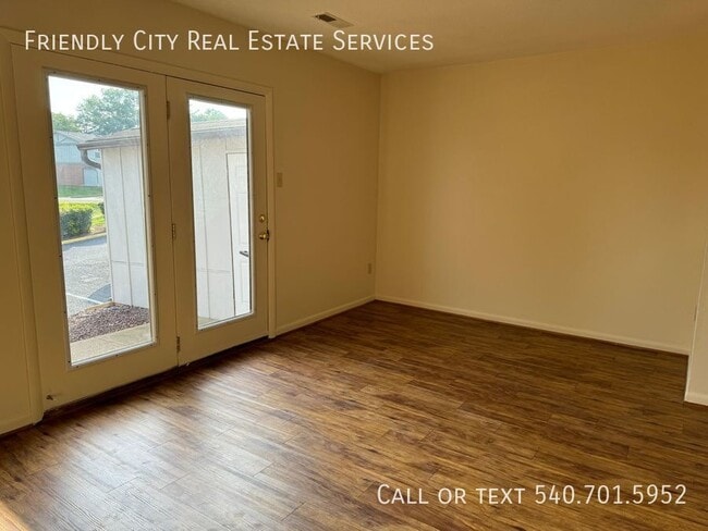 Building Photo - 1E Holly Ct-