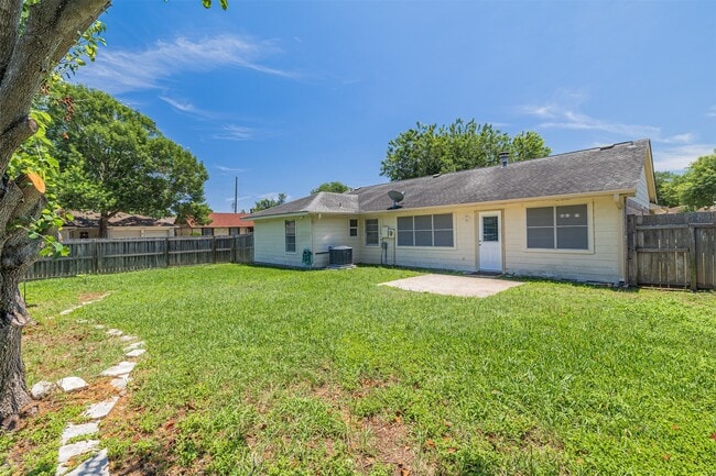 Building Photo - 16702 Pebbleglen Dr