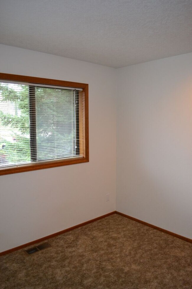 Building Photo - BEAUTIFUL 3 BEDROOM 3 BATH HOUSE LOCATED IN SOUTH SALEM