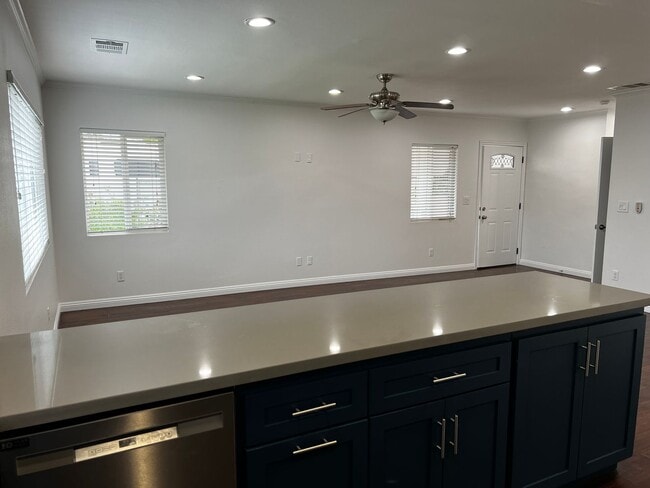 Building Photo - Beautiful 3 Bed 2 Bath House for Rent in W...