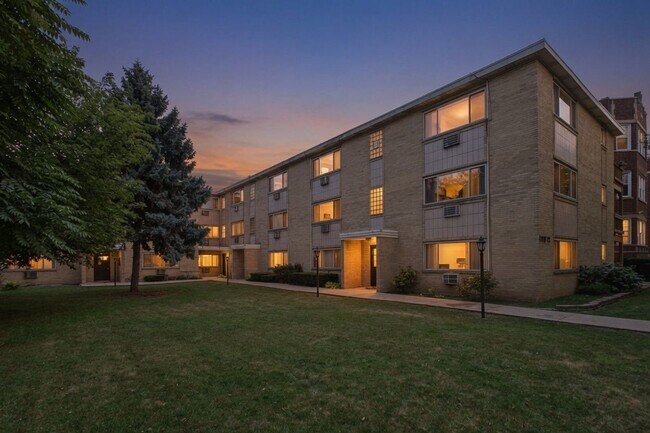 Building Photo - 7019 N Ridge Blvd