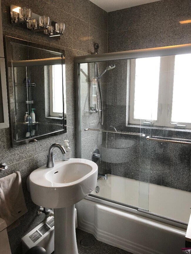 Building Photo - 606 Green Bay Rd