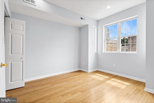 Building Photo - 2139 Latona St