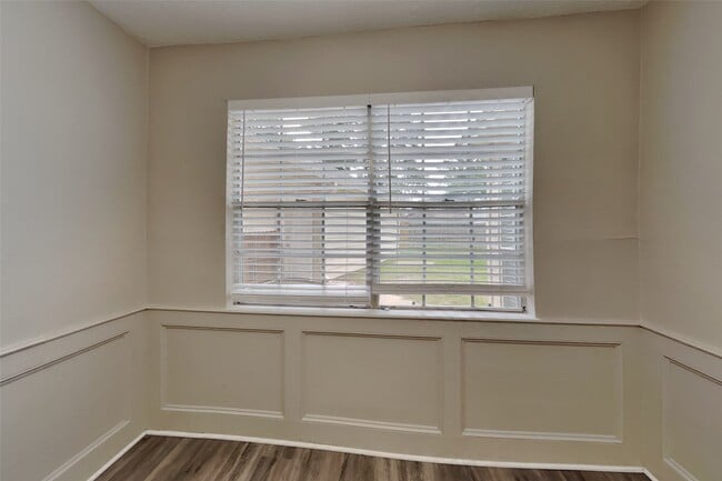 Building Photo - 12311 Oak Park Dr
